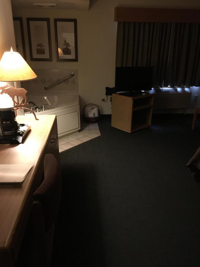 Moose Lake Lodge & Suites Zewnętrze zdjęcie