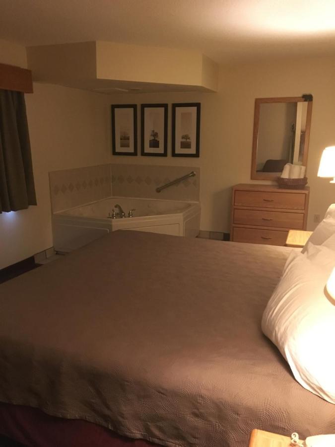 Moose Lake Lodge & Suites Zewnętrze zdjęcie